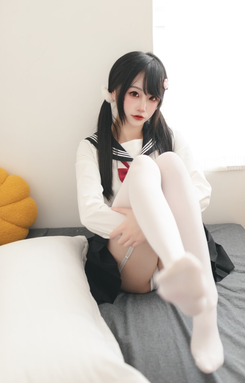 嗷呜酱 – 水手服cos照片