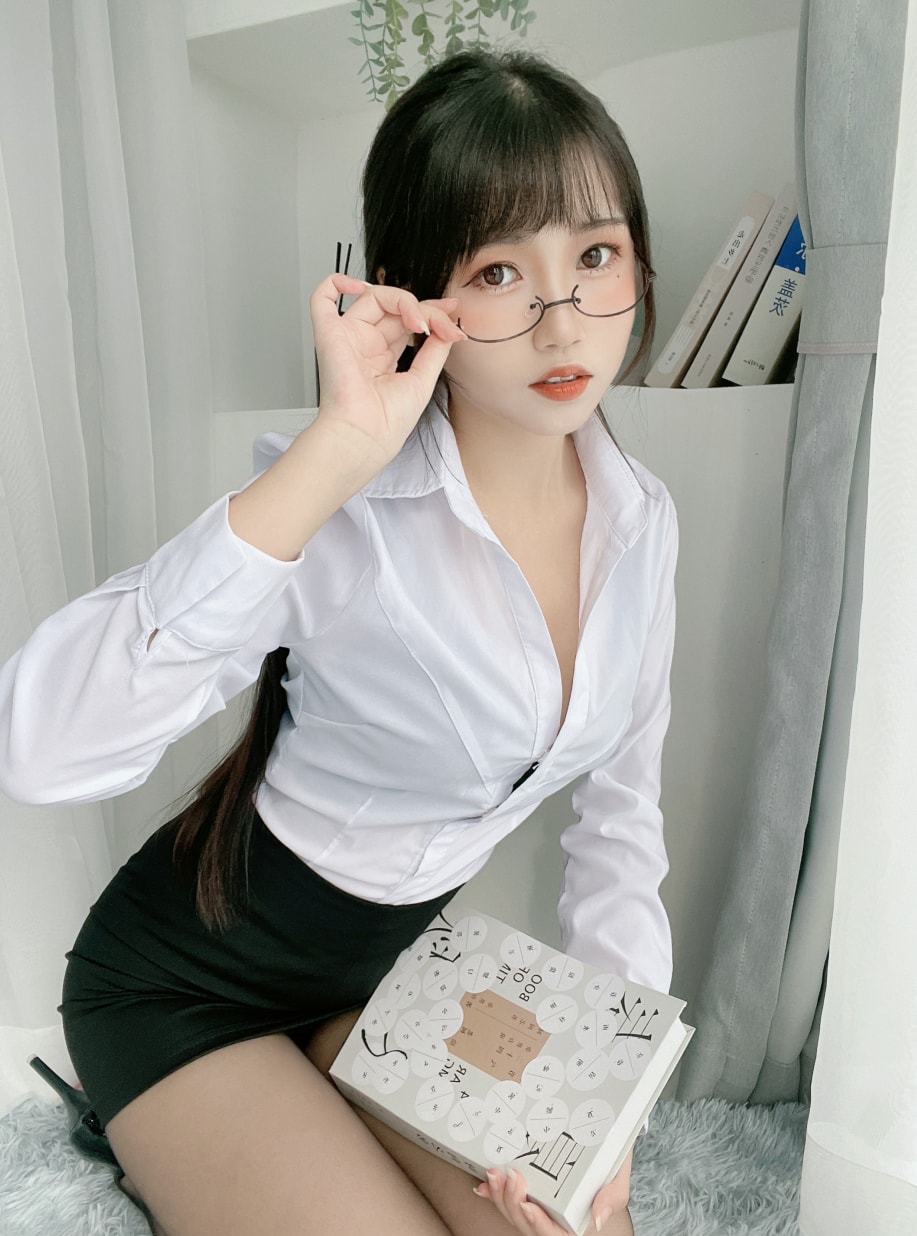 不呆猫 黑斯包臀OL微博图片