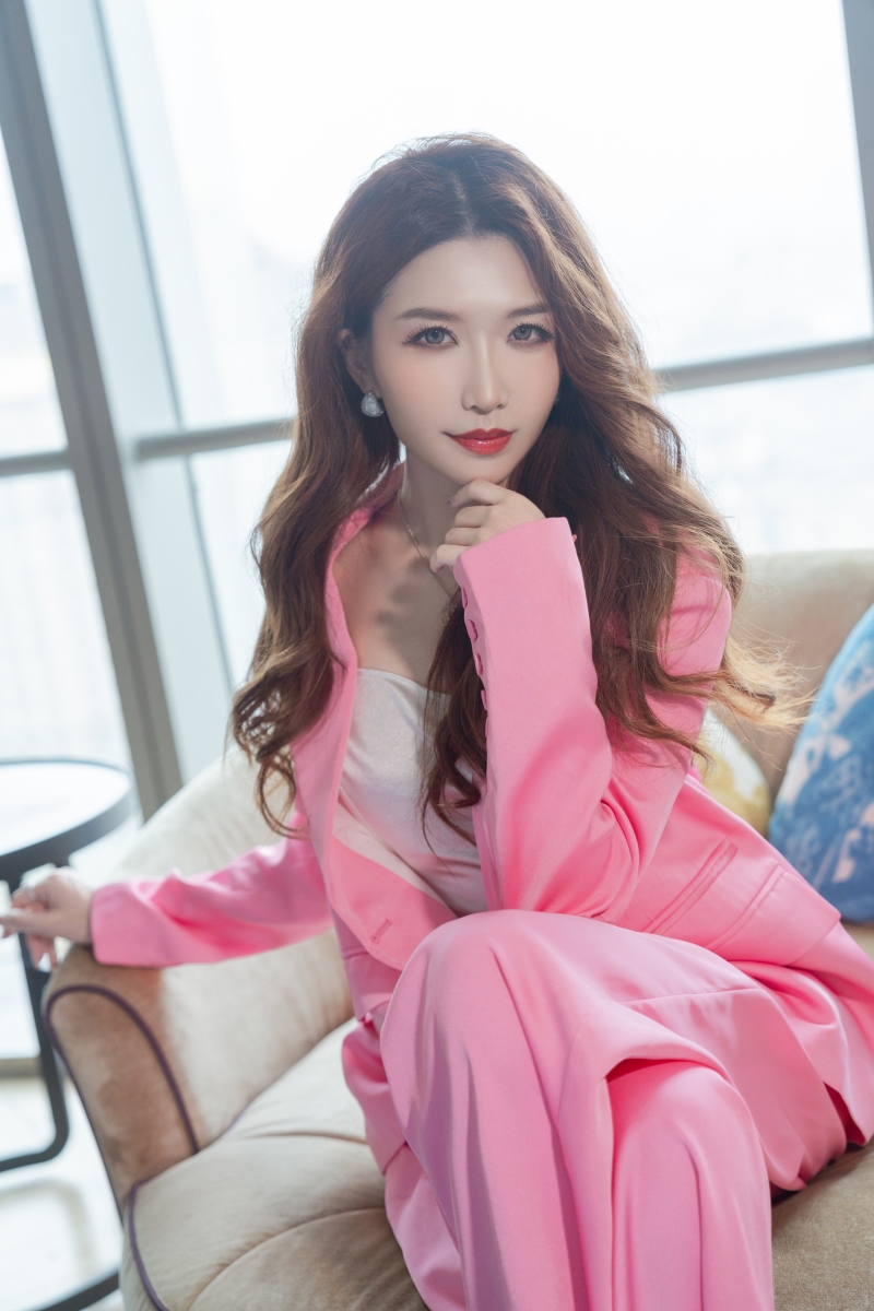 源纱希喵喵喵 与女上司一起出差的意外发现【55P-1.55GB】 源纱希喵喵喵 与女上司一起出差的意外发现【55P-1.55GB】