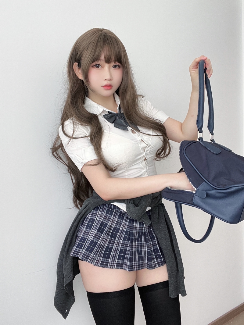 是依酱吖 学姐的日常 [35P3V-994MB]