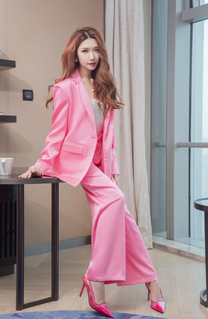 源纱希喵喵喵 与女上司一起出差的意外发现【55P-1.55GB】 源纱希喵喵喵 与女上司一起出差的意外发现【55P-1.55GB】